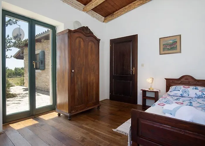 Eternelle Vila Jursici